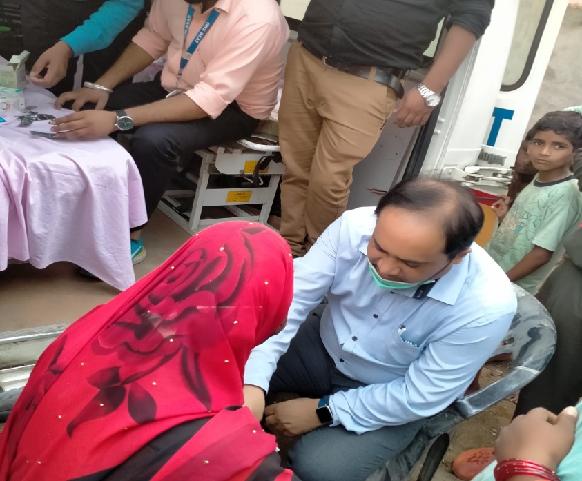 Food & Medicine distribution to flood victims at Dadainath Mandir, Bhira